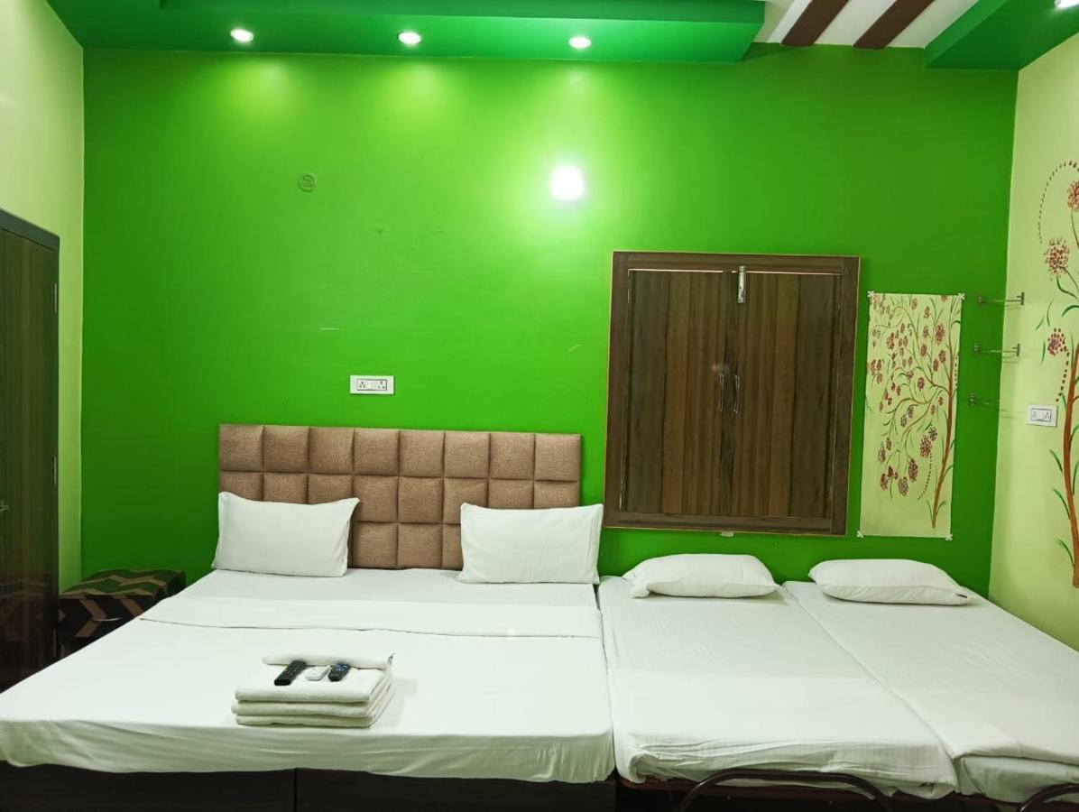 Trinetra Inn พาราณสี ภายนอก รูปภาพ