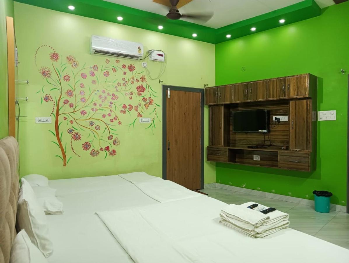 Trinetra Inn พาราณสี ภายนอก รูปภาพ