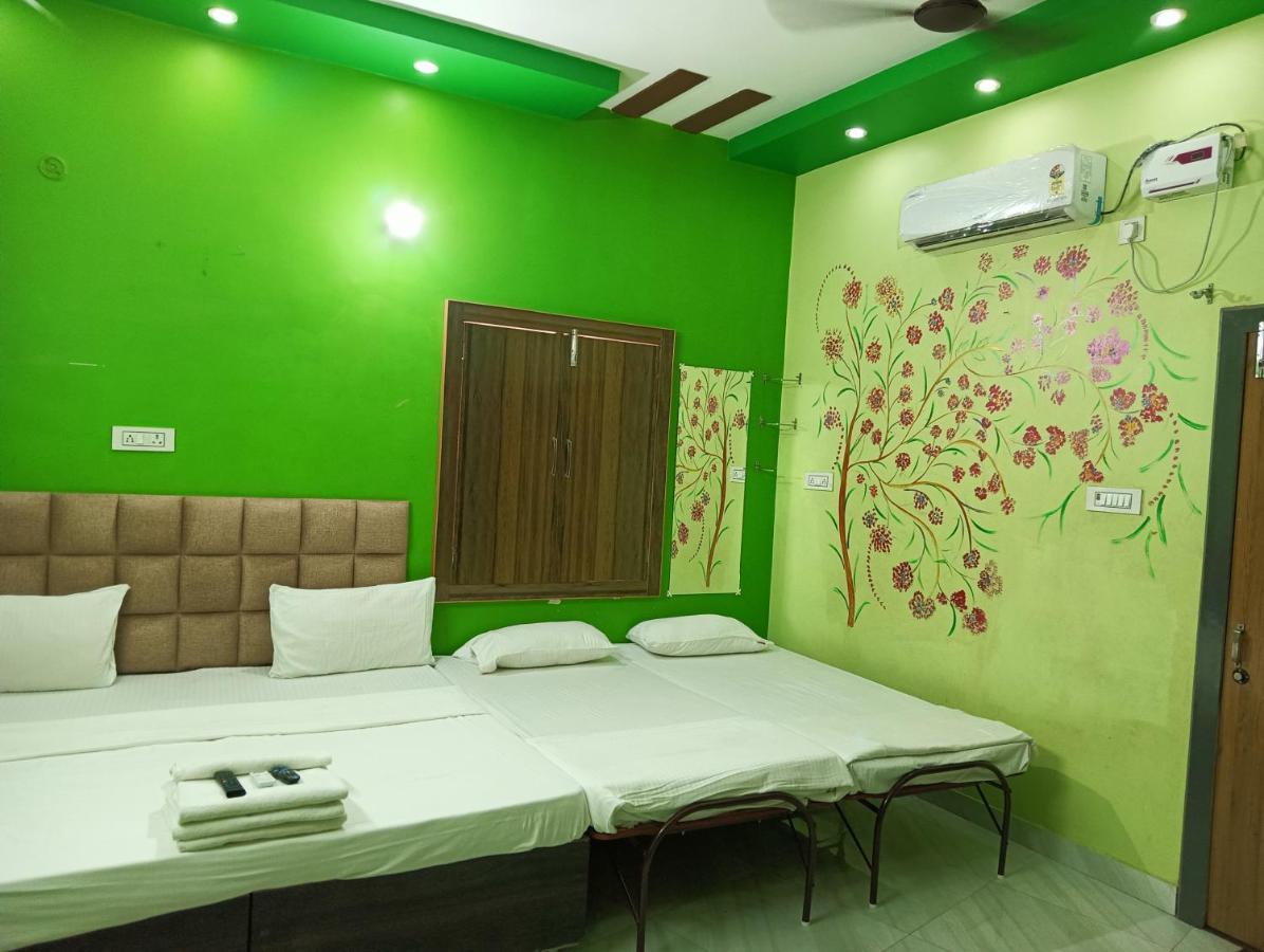 Trinetra Inn พาราณสี ภายนอก รูปภาพ