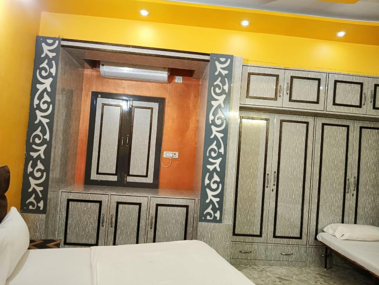 Trinetra Inn พาราณสี ภายนอก รูปภาพ
